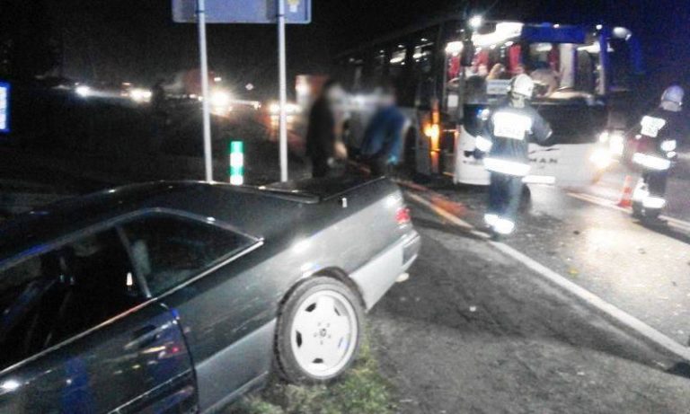 Tęgoborze: znów wypadek. Zderzenie mercedesa z autobusem