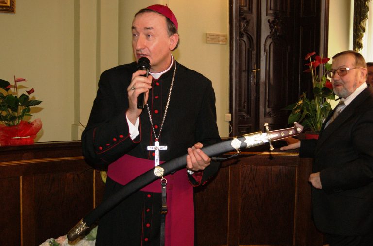 Nowy Sącz: dlaczego biskup Andrzej Jeż chwycił za szablę?