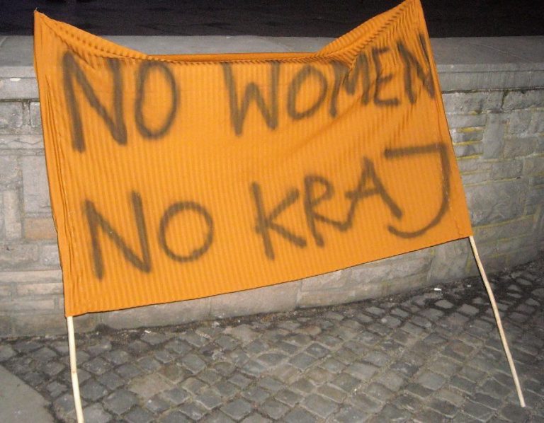 Dzień Kobiet walczących: damy w czerni pod ratuszem
