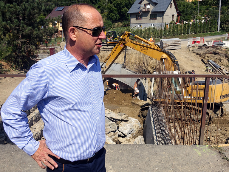 Rożnów, Witowice Dolne: mosty z czerwonym i zielonym