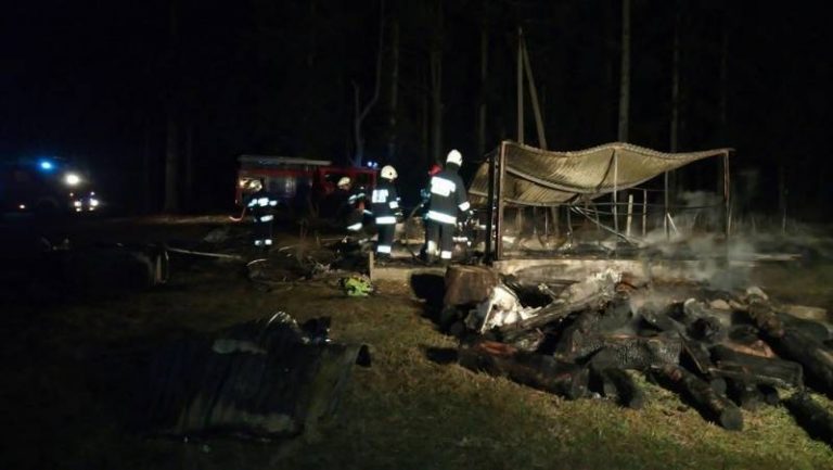 Lipnica Wielka: przyczepa w ogniu, człowiek poparzony