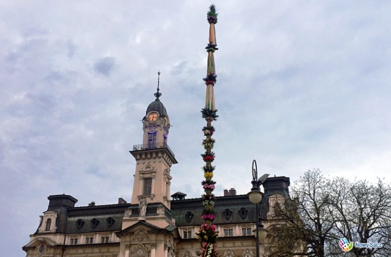 Nowy Sącz: Wielkanocna palma stoi już na rynku