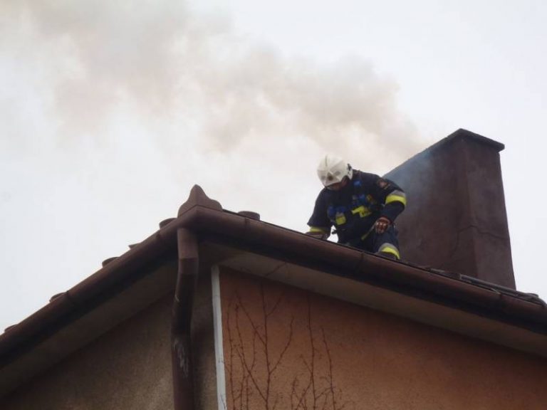 Stary Sącz, ul. Dunajcowa: pożar sadzy w kominie