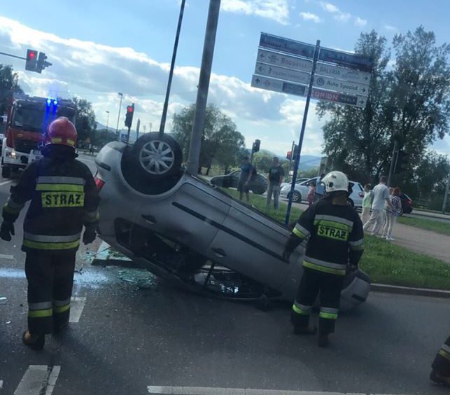 Nowy Sącz: auto na dachu, ludzie w szpitalu