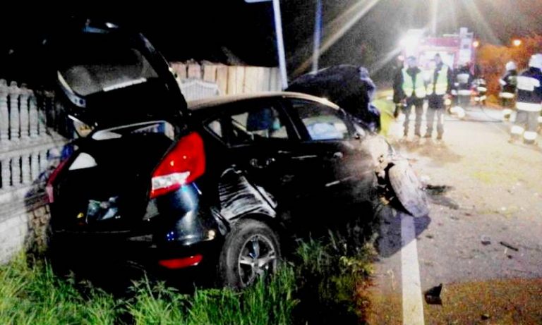 Łęka: Ford Fiesta w kolizji z ogrodzeniem
