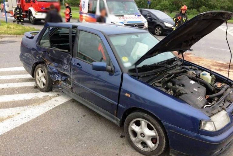 Nowy Sącz: Zderzenie dwóch Seatów na ul. Wiśniowieckiego