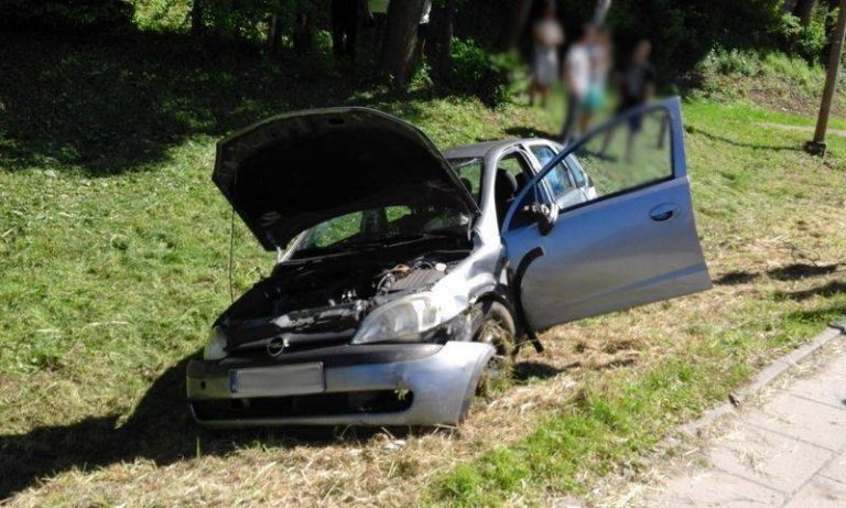 Milik;Kurów: Mercedes na dachu, Opel w rowie