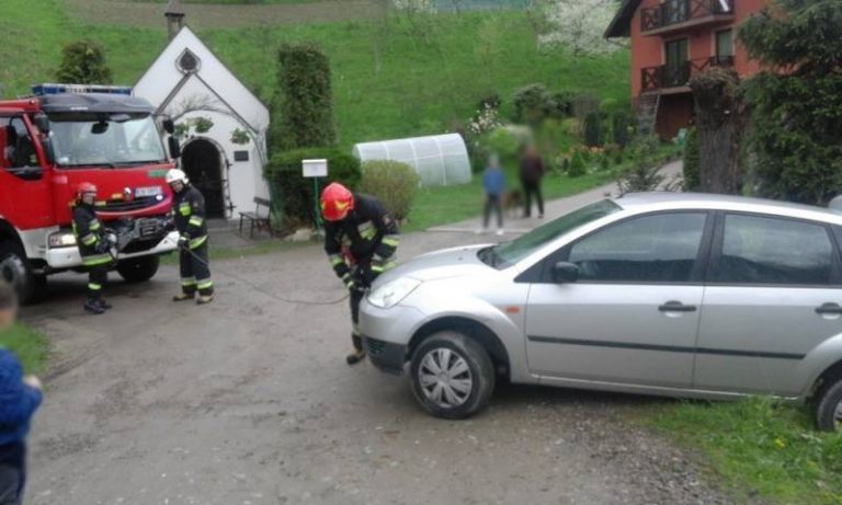Nowy Sącz, ul. Leśna: strażacy w swoje święto uratowali kobietę – kierowcę przed… wpadką