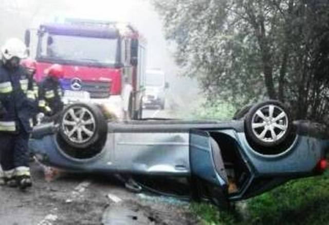Naściszowa: Audi A4 zakończył podróż dachowaniem