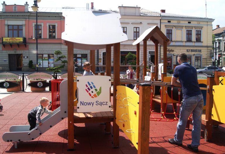 Nowy Sącz:  plac zabaw na rynku czeka na dzieciaki