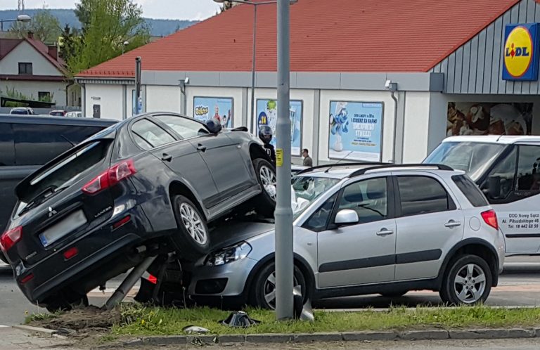 Nowy Sącz, ul. Lwowska:  auto wjechało na auto…