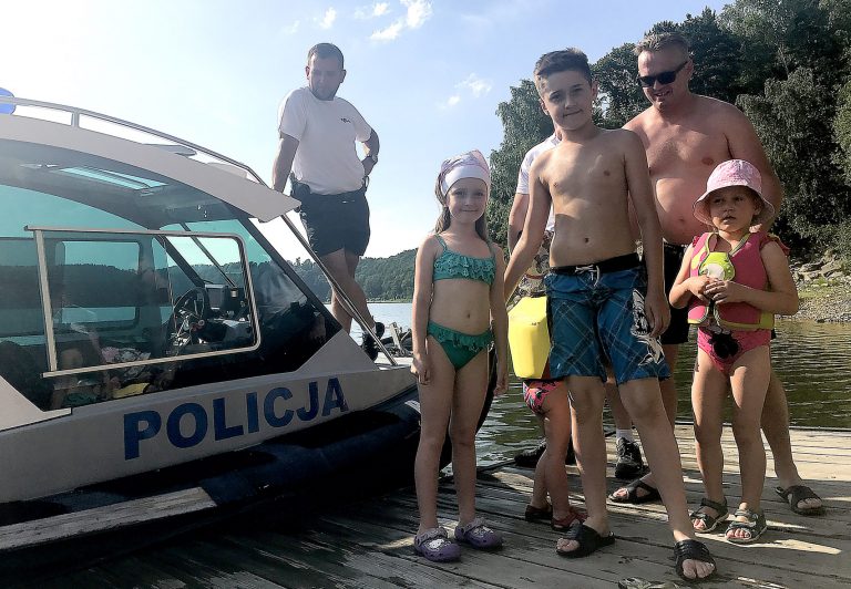 Policja Wodna nad Jeziorem Rożnowskim.