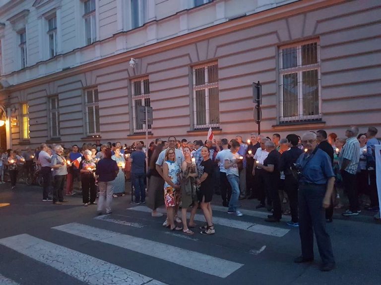 Sądeczanie protestowali w obronie niezależnych od polityki sądów