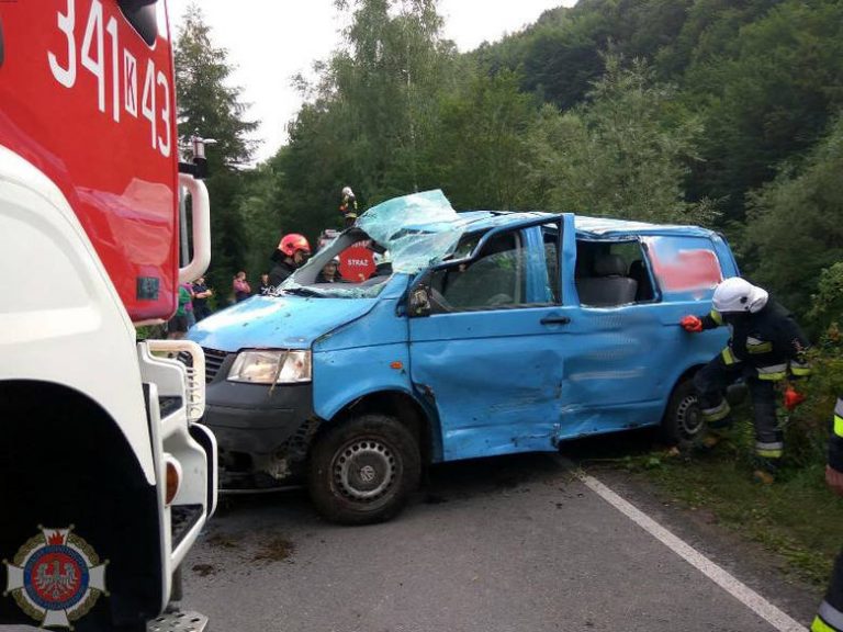Obidza: samochód wypadł z drogi. Kierowca w szpitalu.
