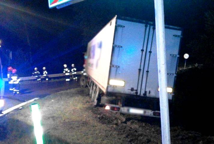 BILSKO: kierowca w szpitalu, słup zniszczony