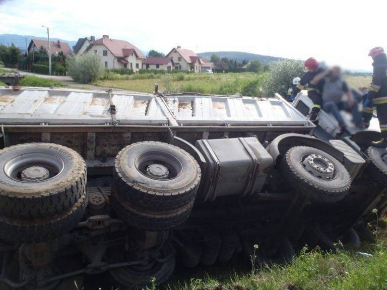 Nowy Sącz: MAN w rowie, kierowca uwięziony w kabinie
