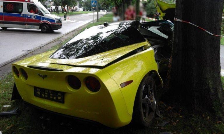 Nowy Sącz, ul Barska: Chevrolet uderzył w drzewo