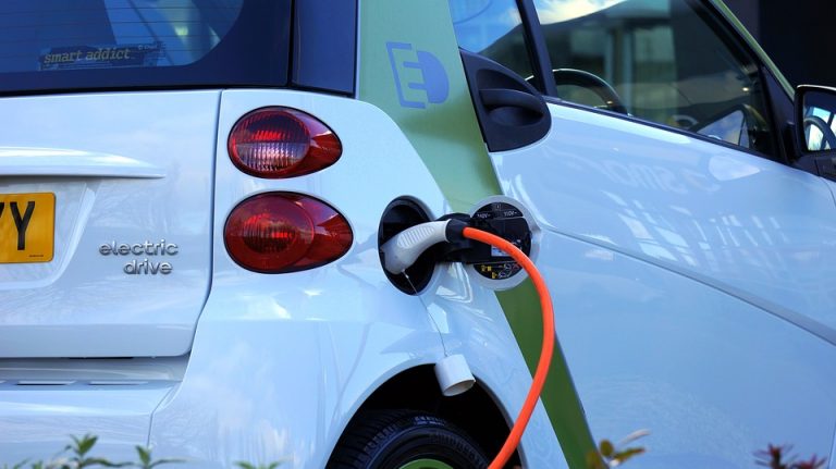 W Nowym Sączu rośnie pierwszy w Polsce salon aut elektrycznych