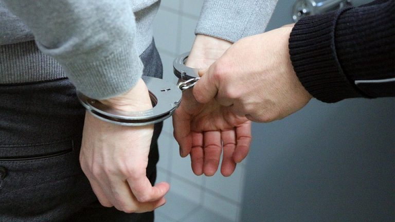Nowy Sącz, Gorlice: podszywał się pod policjanta. Został zatrzymany na gorącym uczynku.
