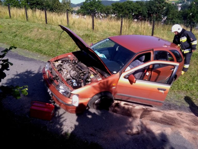 Grybów: Kobieta wjechała autem w przepust. Trafiła do szpitala