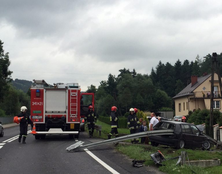 Paszyn, godz. 17: samochód skosił barierę