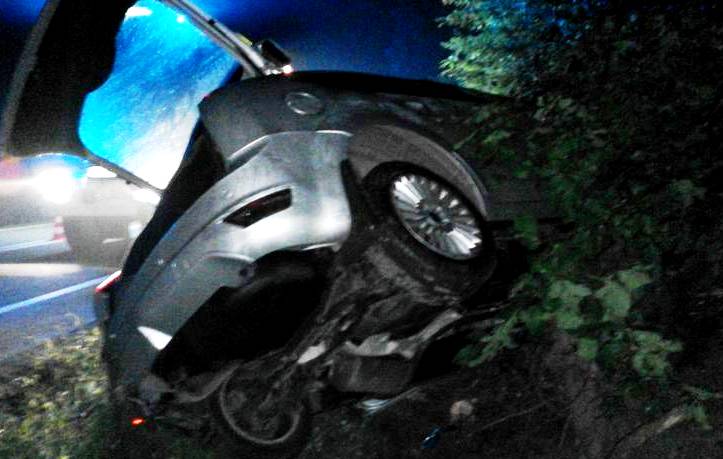Grybów: Ford „zatrzymał się” na drzewie