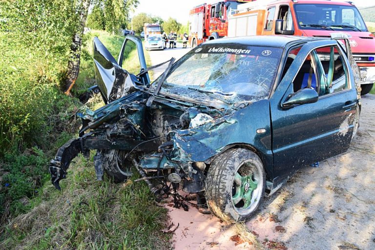 Brunary: samochód uderzył w drzewo. 18-latek stracił oddech