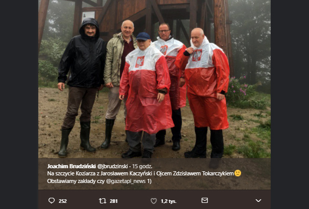Mgła, deszcz i Jarosław Kaczyński w Beskidzie Sądeckim. Prezes zdobył górę Koziarz