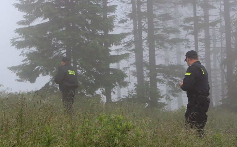 Chełmiec: policjanci i strażacy uratowali chorego mężczyznę