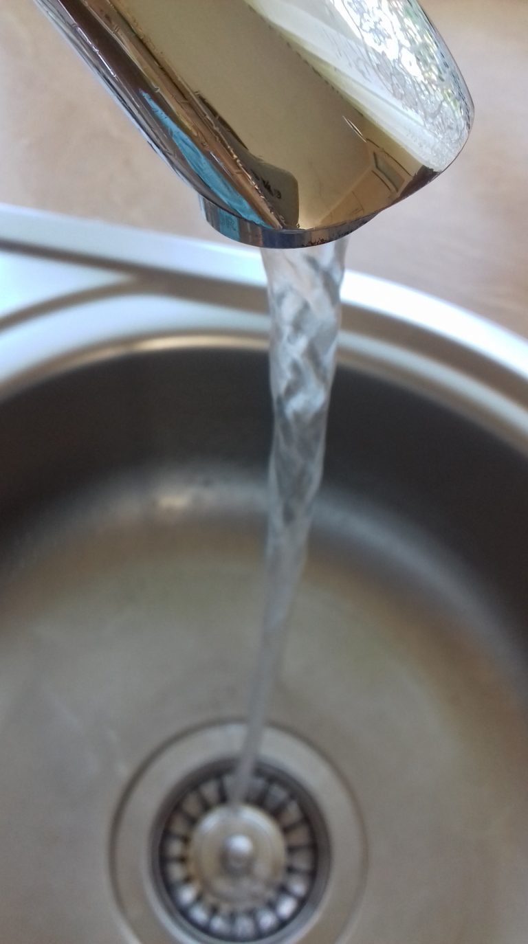 Długołęka-Świerkla, Czaczów: bakterie w ujęciach wody dla szkół