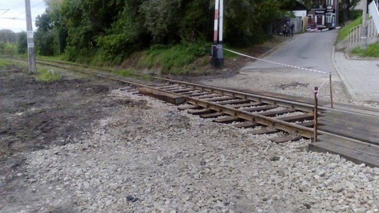 Nowy Sącz: ulica Szwedzka zamknięta. Trwa wymiana podkładów kolejowych