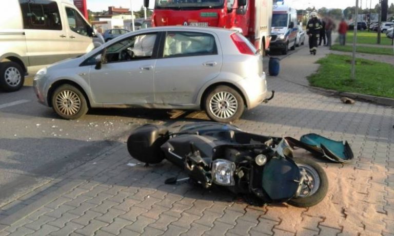 Nowy Sącz: skuter zderzył się z samochodem. Jedna osoba w szpitalu