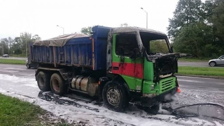 Nowy Sącz: płonący samochód ciężarowy