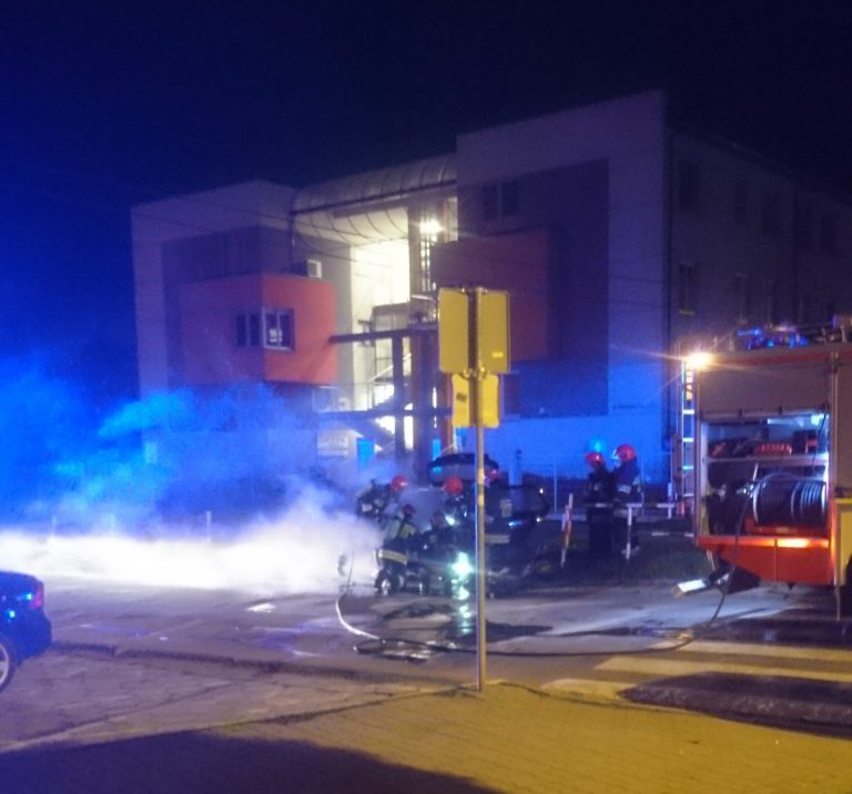 Nowy Sącz, ul. Broniewskiego: płonął samochód. Przechodzień uratował sąsiednie auta…
