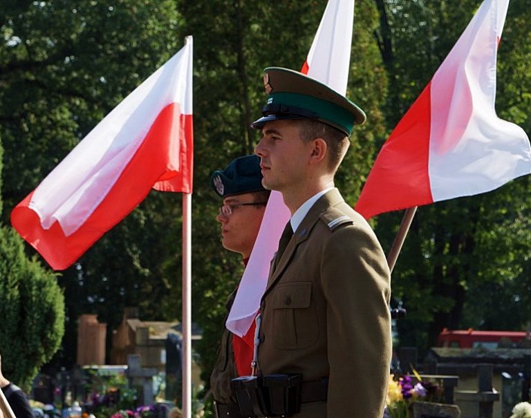 Polacy błędnie śpiewają słowa Hymnu Polski. MSWIA interweniuje