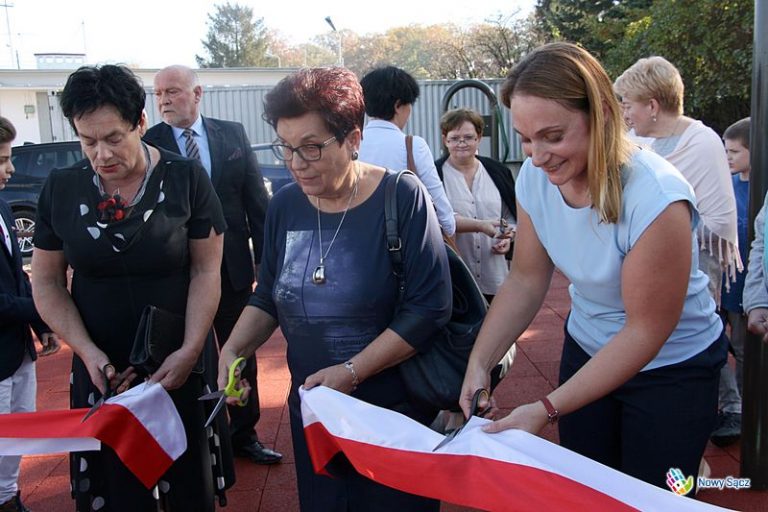 Nowy Sącz: na Zabełczu jest nowy plac zabaw i siłownia pod chmurką