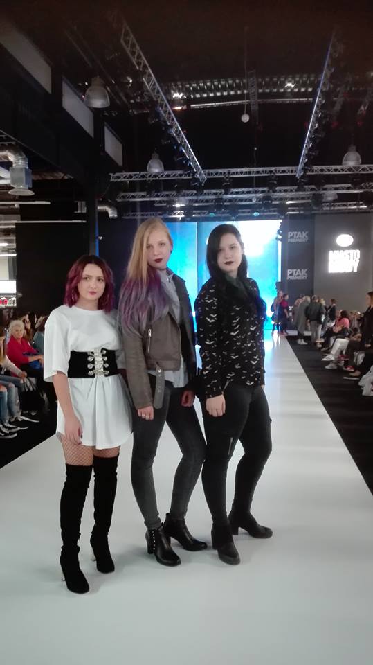 Uczennice sądeckiej „odzieżówki” na pokazie mody u Macieja Zienia