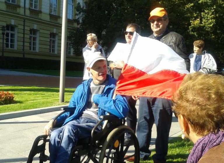 Sądeccy rodzice dzieci niepełnosprawnych protestowali pod siedzibą rządu. Spotyka nas mur obojętności – komentują
