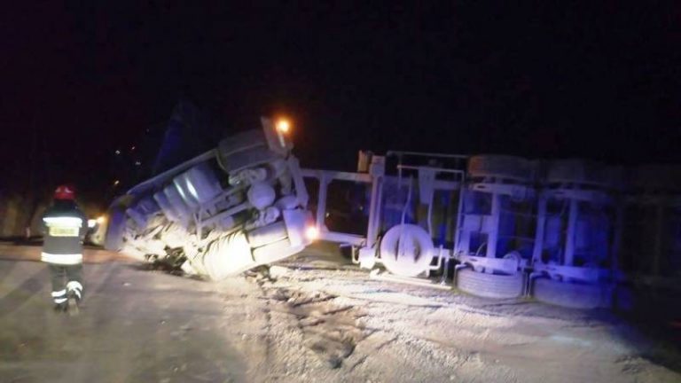 Sienna: samochód ciężarowy przewrócił się w trakcie rozładunku