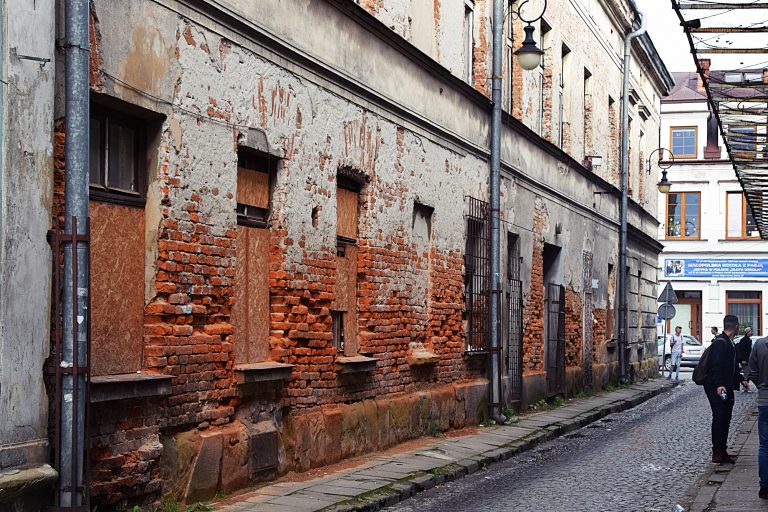 Nowy Sącz ma ulicę, która straszy. Przebudowa Wąskiej niemożliwa, remont nieopłacalny