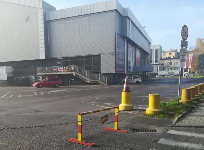 Poranne korki pod sądecką *Europą*. Czemu? Bo na parking nie każdy już wjedzie…