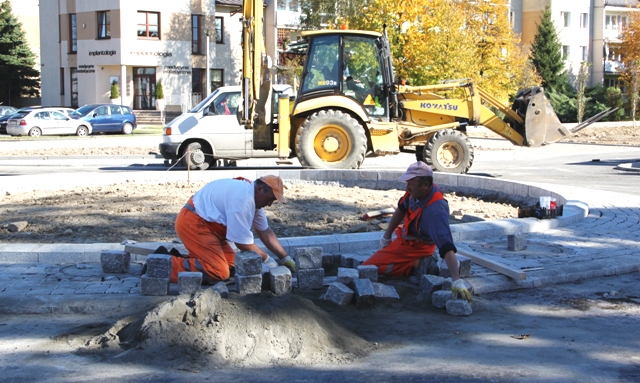 Nowy Sącz: leją asfalt na nowym rondzie