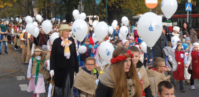 120 lat sądeckiej „ósemki”. W niebo poleciały balony, a ulicami przeszedł orszak Jagiełły
