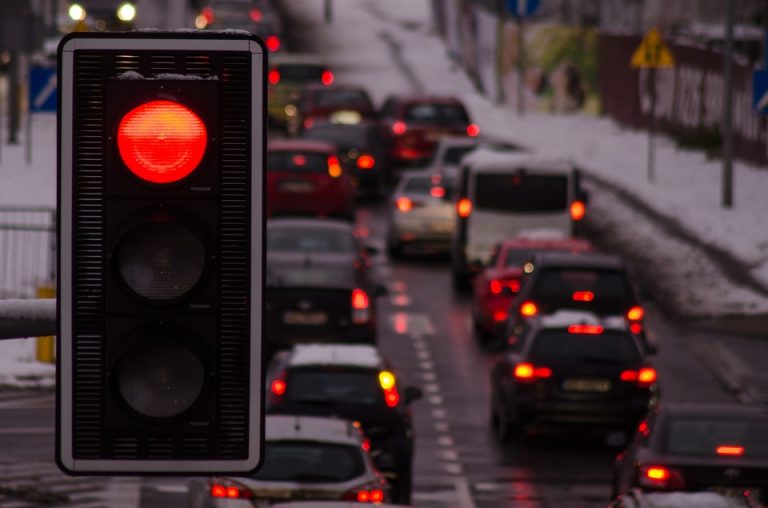 Niebezpieczne skrzyżowanie w Biegonicach. Mieszkańcy chcą zmian w sygnalizacji świetlnej