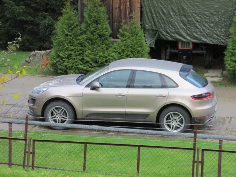 Kasina Wielka: ludzie mają żal do proboszcza o Porsche, o Sakrament w bagażniku i o kazania z laptopa