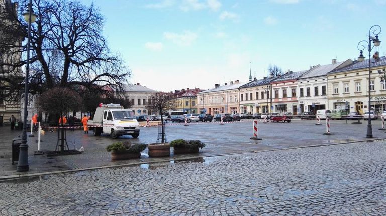 W Sączu poziomują ślizgawkę. W Chełmcu już się poślizgasz