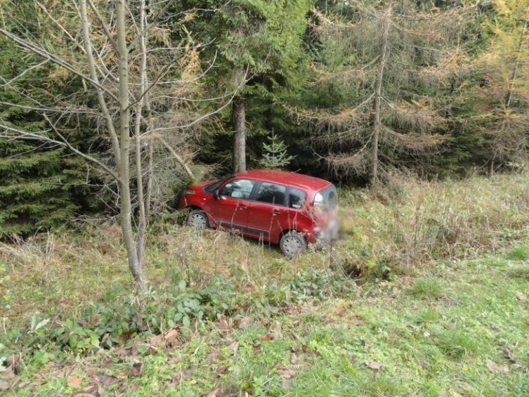 Mochnaczka Wyżna: samochód zjechał z drogi i zatrzymał się na drzewie
