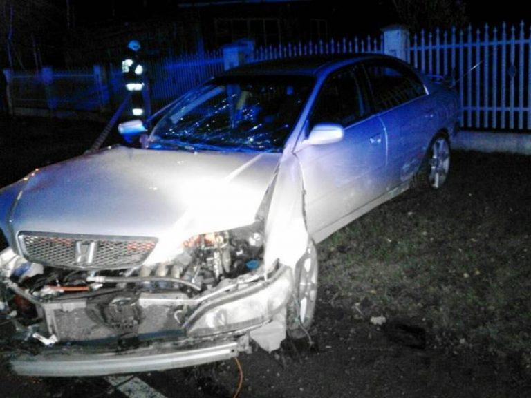 Mystków: samochód wypadł z drogi. Trzy osoby trafiły do szpitala