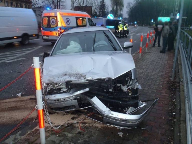 Nawojowa: zderzenie dwóch samochodów. Cztery osoby, w tym dwuletnie dziecko, trafiły do szpitala