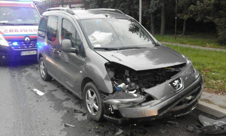Nowy Sącz, ul. Tarnowska: mężczyzna zasłabł w trakcie prowadzenia samochodu i spowodował wypadek